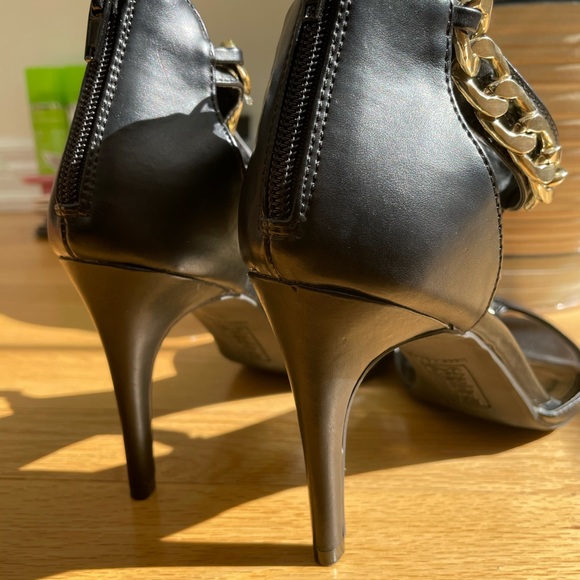 Black heels with hold buckle designs - Picture 4 of 6